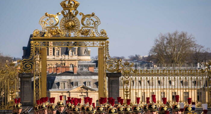 Nuovo allarme bomba a Versailles, evacuazione in corso