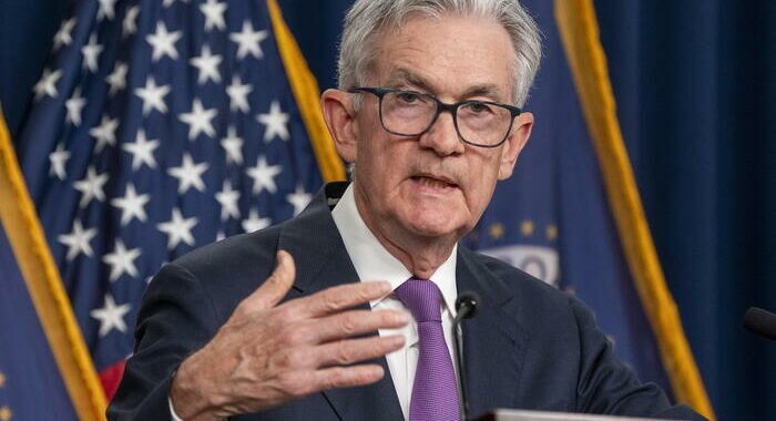 Powell, ‘Fed procede con cautela, ma l’inflazione è elevata’