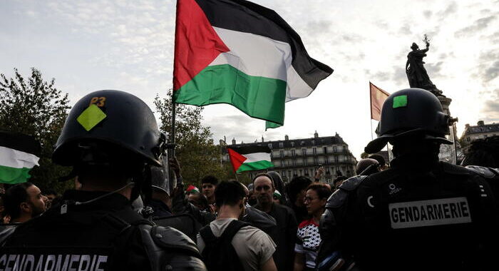 Tafferugli alla manifestazione a Parigi pro-palestinesi