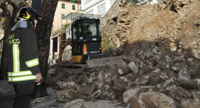 Un muro crolla e travolge un vigile del fuoco, è grave