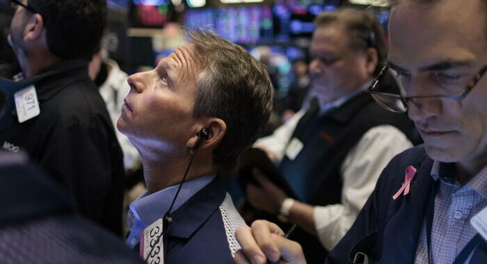 Wall Street apre cauta in attesa Powell, Dj invariato