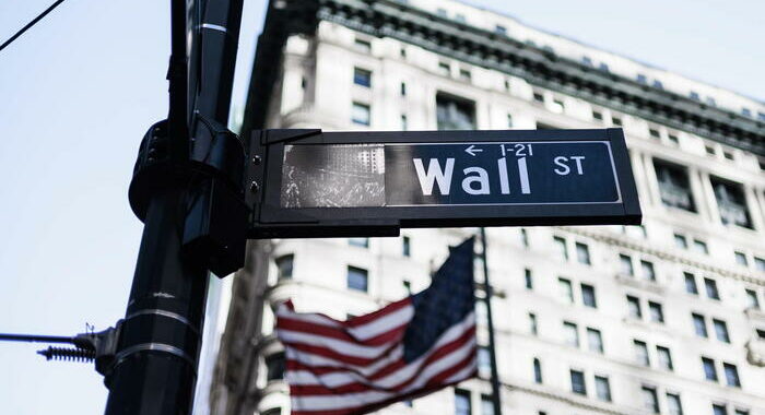 Wall Street chiude in calo, Dj -0,75%, Nasdaq -0,96%