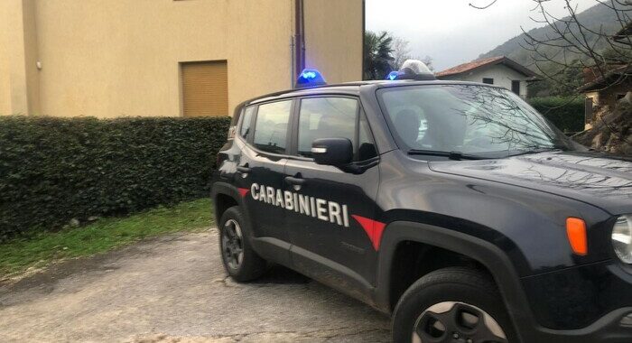 Anziana trovata morta in casa, grave il marito