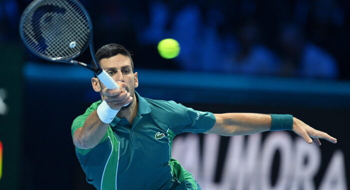Atp Finals: Djokovic batte Alcaraz, farà finale con Sinner