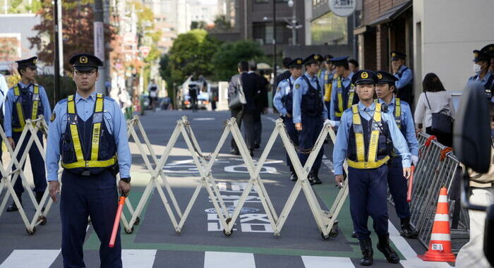 Auto contro barriere vicino all’ambasciata di Israele a Tokyo