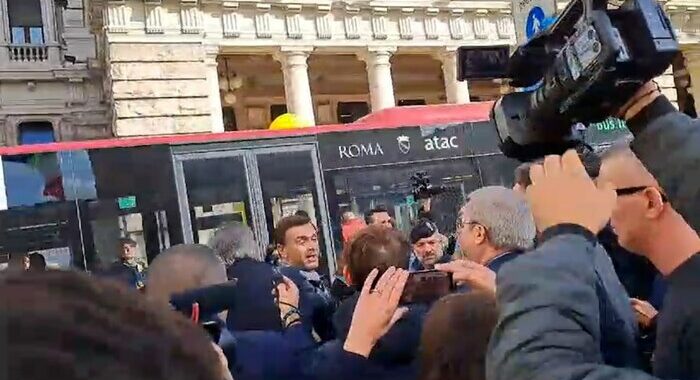 Bagarre in Aula e in piazza sulla carne coltivata