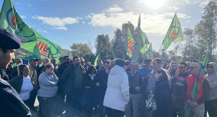 Blitz pescatori Sulcis davanti poligono Teulada per indennizzi