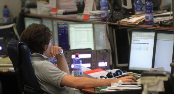 Borsa: Milano chiude in calo, -0,49%