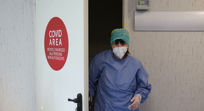 Covid: tornano a crescere i casi (+26%),lieve crescita ricovi