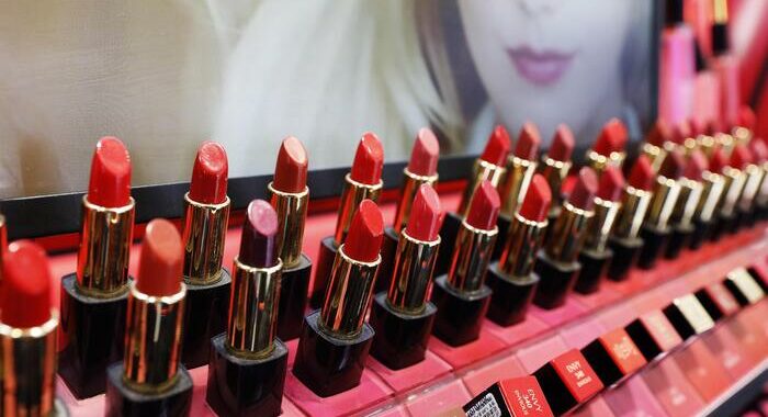 Estee Lauder taglia stime vendite, a Wall Street crolla del 20%