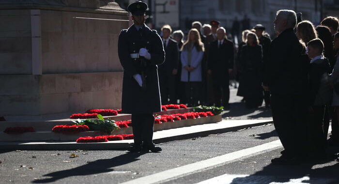 Gb, Carlo III rende omaggio ai caduti di tutte le guerre