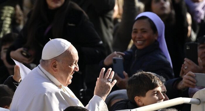 Il Papa ha l’influenza, udienze sospese, sottoposto a Tac