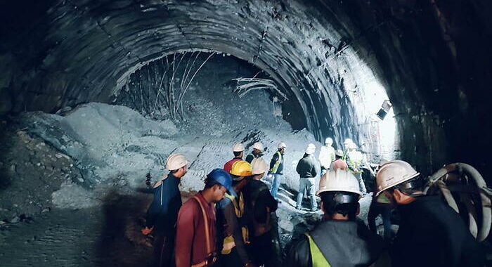 India: si lavora per liberare 40 operai nel tunnel crollato