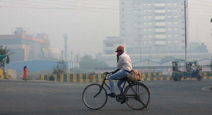 India: smog persiste, prolungata la chiusura delle scuole