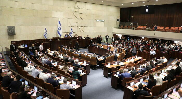 Knesset discute su pena morte, insorgono i parenti ostaggi