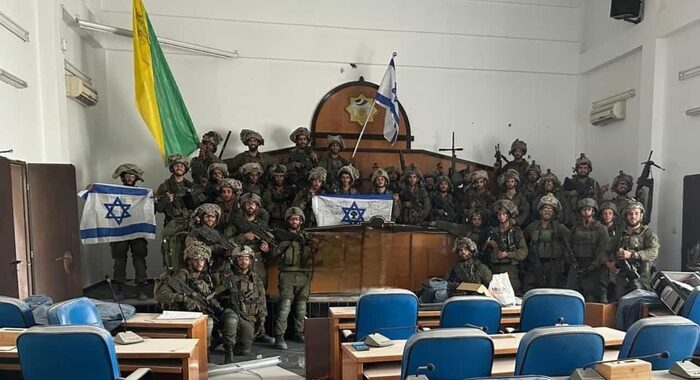 Le truppe israeliane entrano nel Parlamento di Gaza City