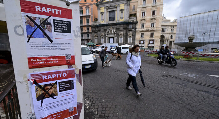 Locandine con volti israeliani rapiti vandalizzate a Napoli