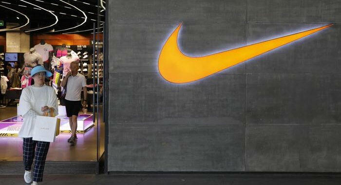 Maxirapina in Nike a Los Angeles, rubati 12.000 dollari di merce