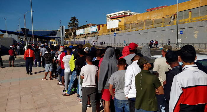 Migranti: oltre 400 persone tentano l’entrata in massa a Ceuta