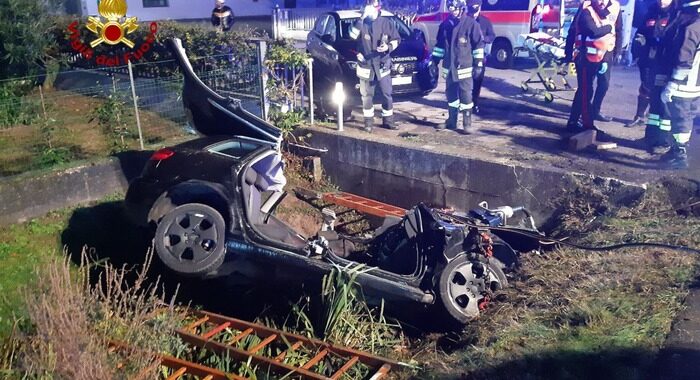 Morto terzo giovane nell’auto uscita di strada in Veneto