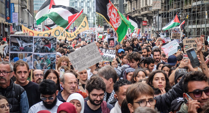 Oltre 4mila a corteo Milano,scritta ‘Stop war’ vicino prefettura