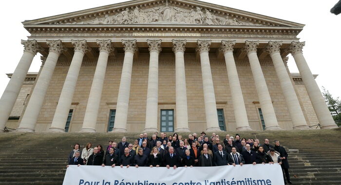 Parigi, 105.000 al corteo contro l’antisemitismo