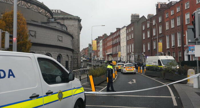 Scontri a Dublino, auto della polizia data alle fiamme