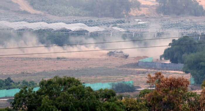 Soldati israeliani in posa in comando polizia Hamas