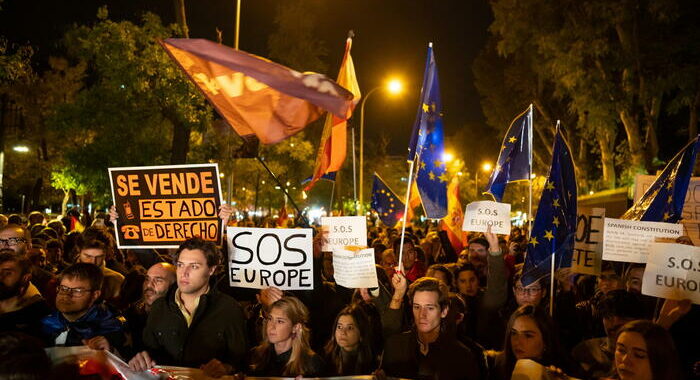 Spagna: prime cariche della polizia davanti alla sede del Psoe