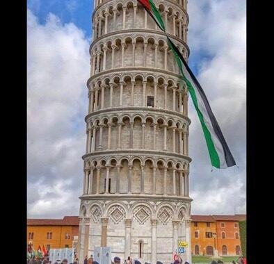 Studenti sulla Torre di Pisa stendono bandiera Palestina