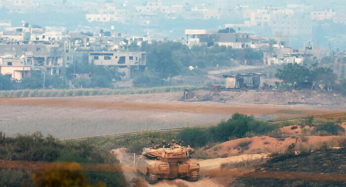 Tank Israele nel sud di Gaza City, duri scontri con Hamas