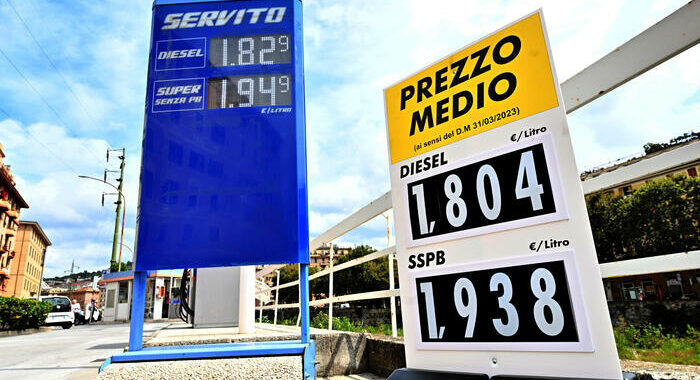 Tar, nullo decreto carburanti su obbligo di esporre prezzi