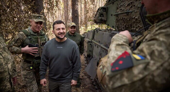 Zelensky visita la linea del fronte a Kupyansk