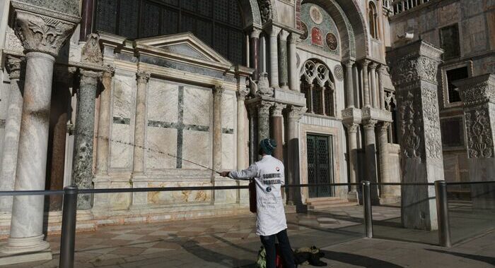 Attivisti clima sparano fango contro Basilica San Marco