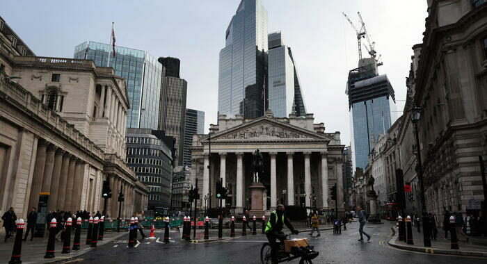 Bank of England segue la Fed, tassi Gb invariati al 5,25%