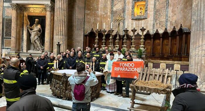 Blitz Ultima Generazione durante messa al Pantheon