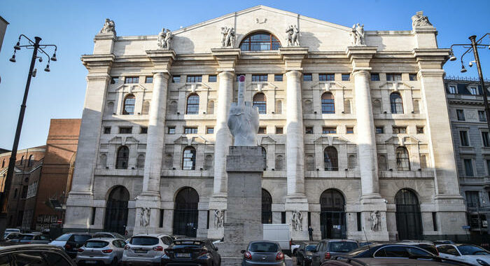 Borsa: Milano incerta, bene Moncler e Nexi, giù Eni e Saipem