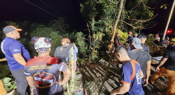 Bus precipita da strada montagna nelle Filippine, 17 morti