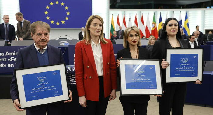 Iran confisca in aeroporto premio Sakharov di Mahsa Amini