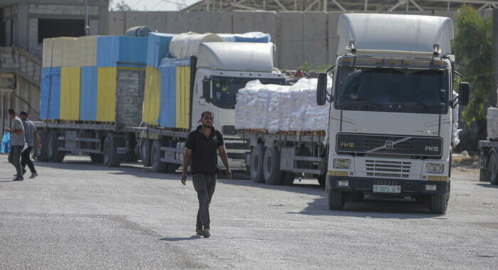 Israele, valico Keren Shalom aperto, passano primi camion