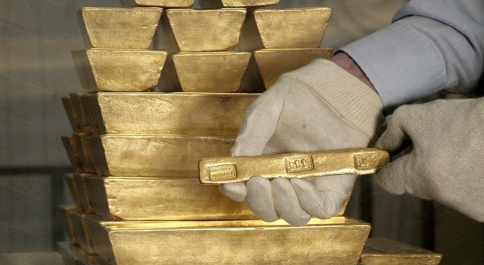 L’oro corre sopra i 2.100 dollari, nuovo record