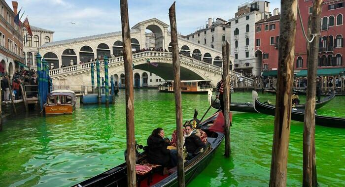 Nuovo blitz a Venezia, Canal Grande si colora di verde