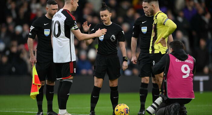 Prima donna arbitro in Premier, cori di scherno da tifosi Fulham