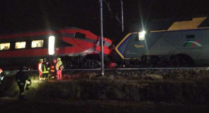 Scontro fra due treni nel Ravennate, 17 feriti