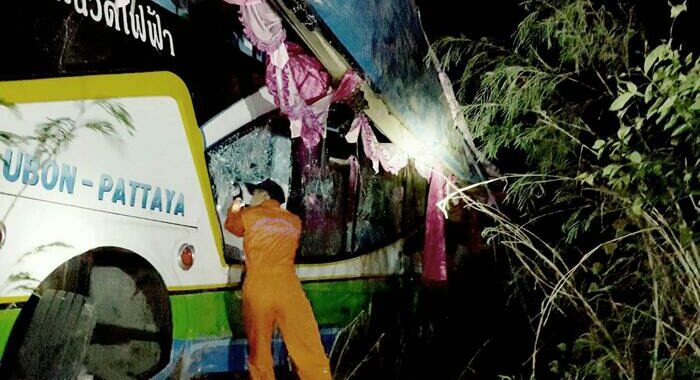 Thailandia, bus a 2 piani contro un albero: 14 morti e 32 feriti