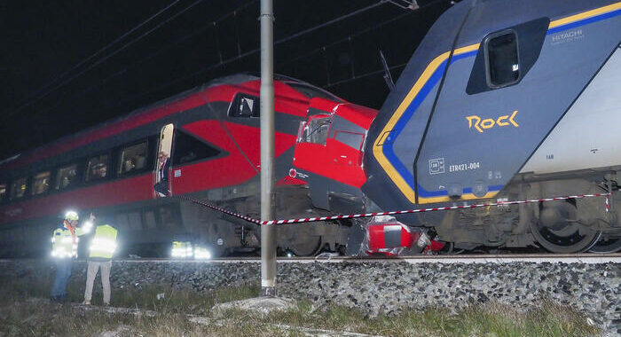 Urto tra treni: circolazione sospesa, ritardi oltre 160 minuti