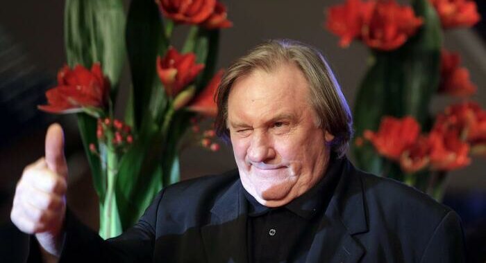 Via la statua di Depardieu dal museo delle cere di Parigi