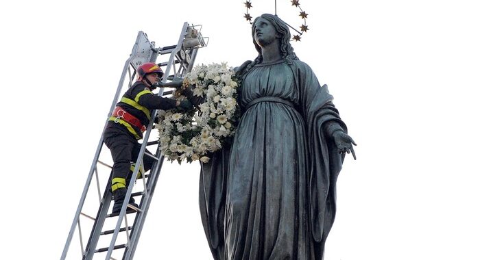 Vigili del fuoco depongono corona su statua della Madonna a Roma