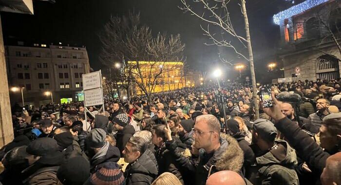 Violenti scontri a Belgrado, 35 arresti e poliziotti feriti