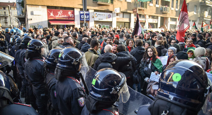 A Milano tensione tra le forze ordine e i manifestanti